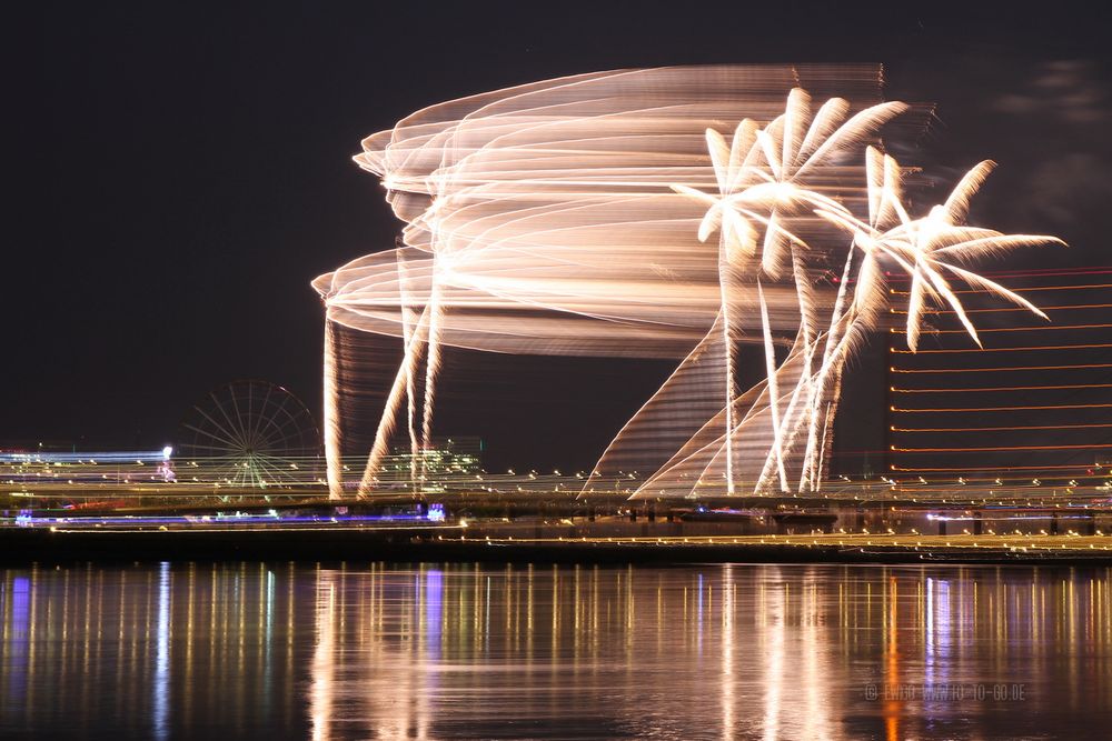 Lichtspiele mit Feuerwerk Düsseldorf