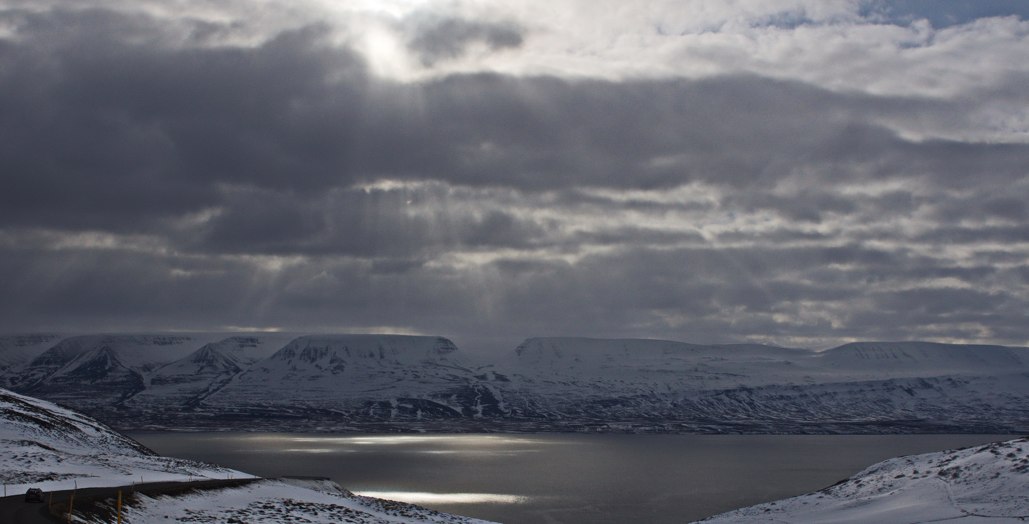 Lichtspiele über dem Fjord Eyjafjördur