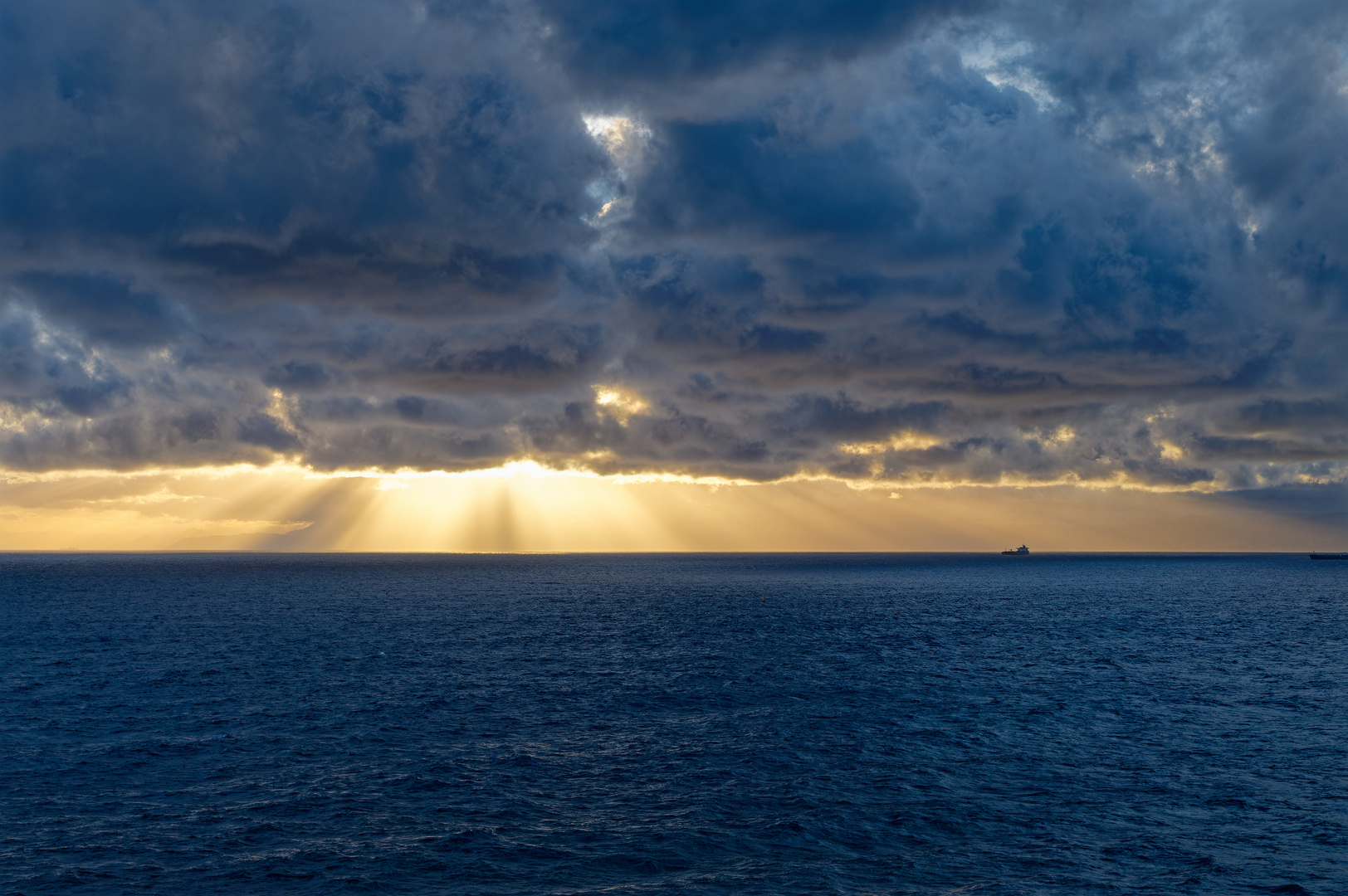 Lichtspiele über dem Ligurischen Meer bei Genua