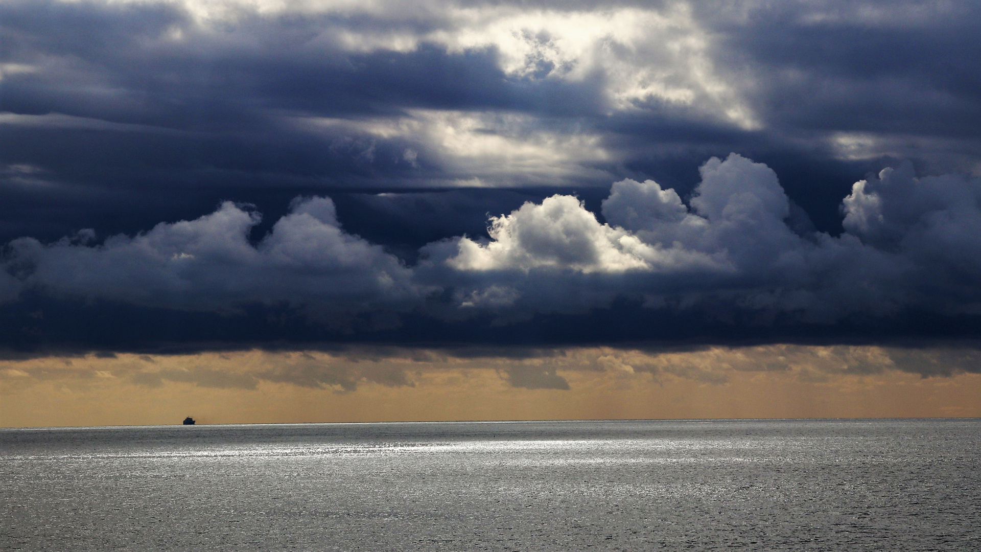 Lichtspiele über dem Ligurischen Meer