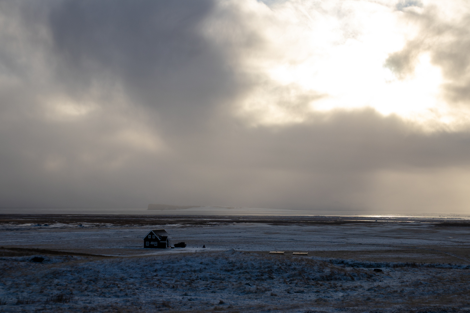 Lichtspiele und Haus in der Weite...auf dem Weg nach Fjallsárlón