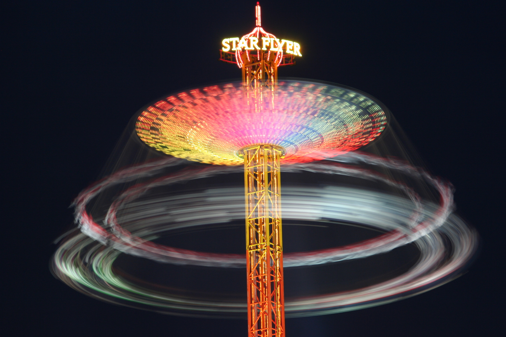 Lichtspielereien eingfangen auf der Kirmes