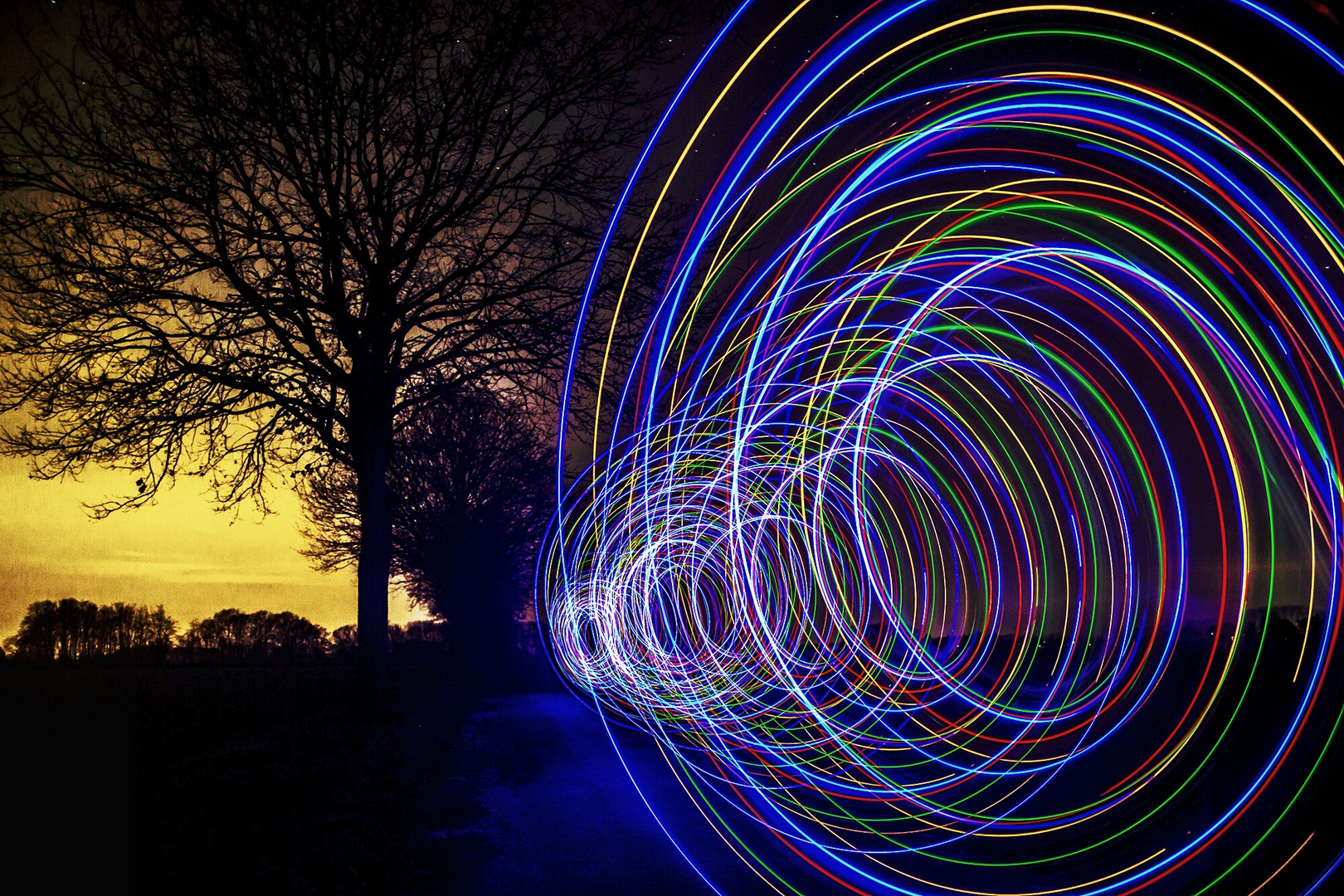 Lichtspirale am feldweg