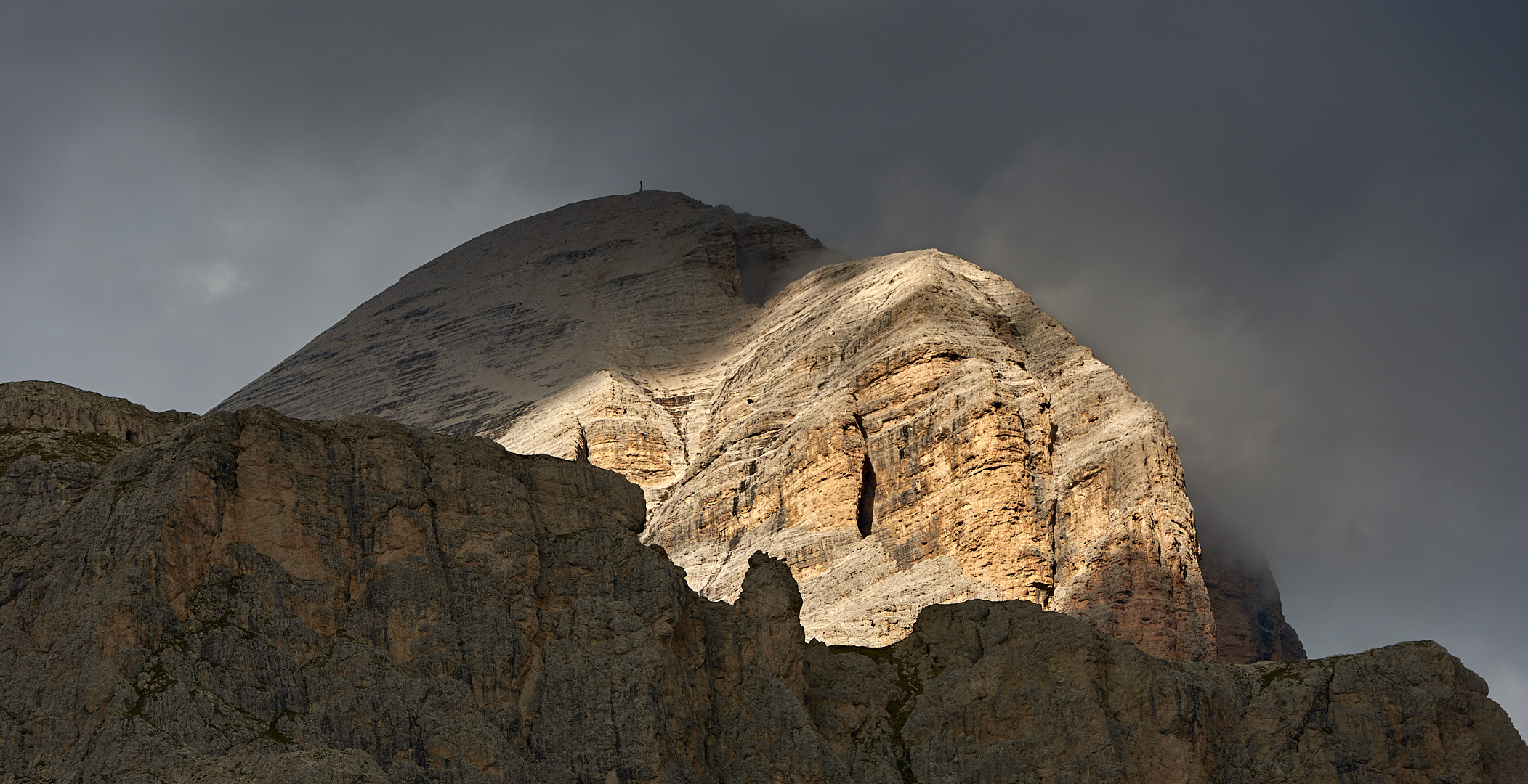 Lichtspot unterhalb vom Gipfel Tofana di Rozes 3225 m