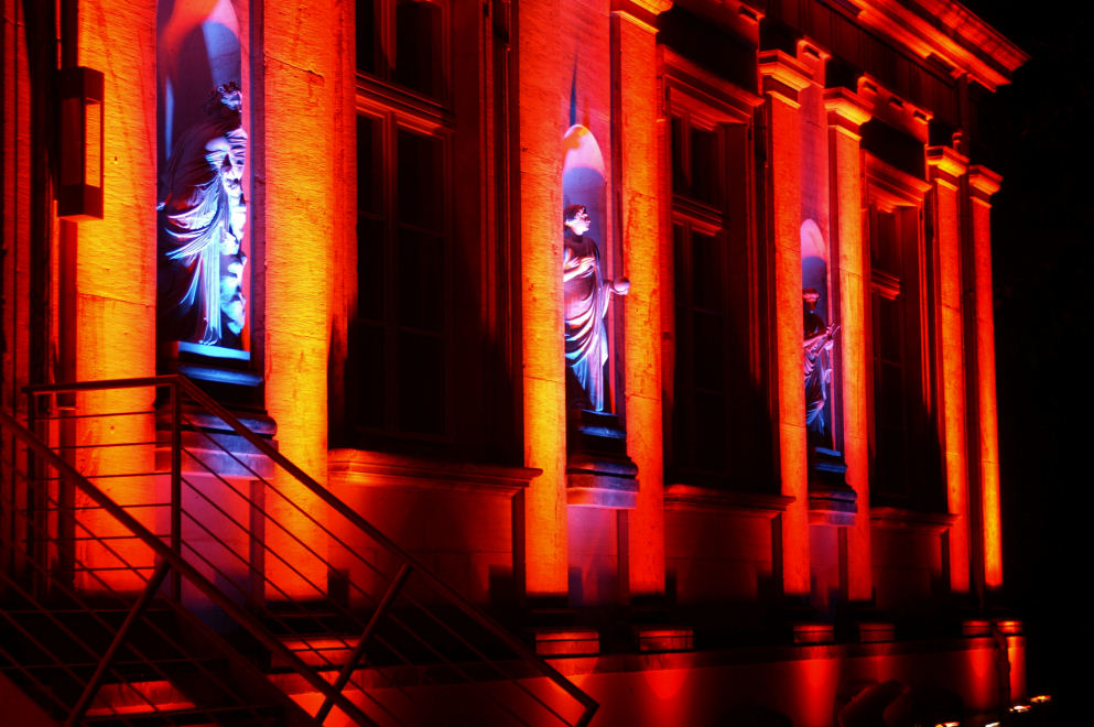 Lichtspuren 3 - Blaublüter vor roter Fassade