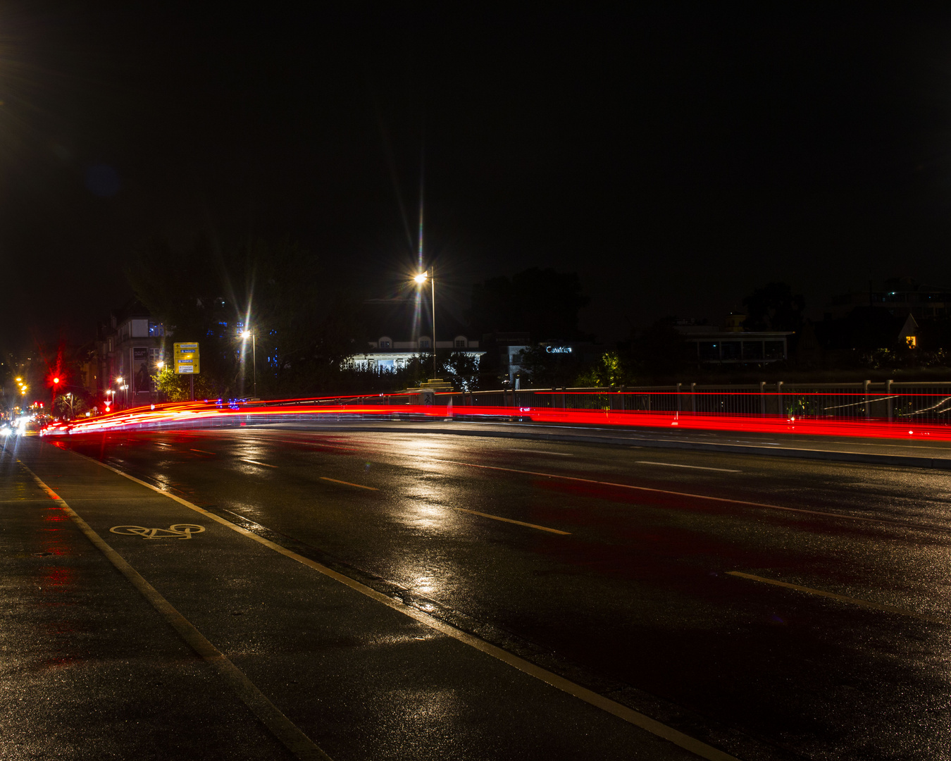 Lichtspuren bei Nacht