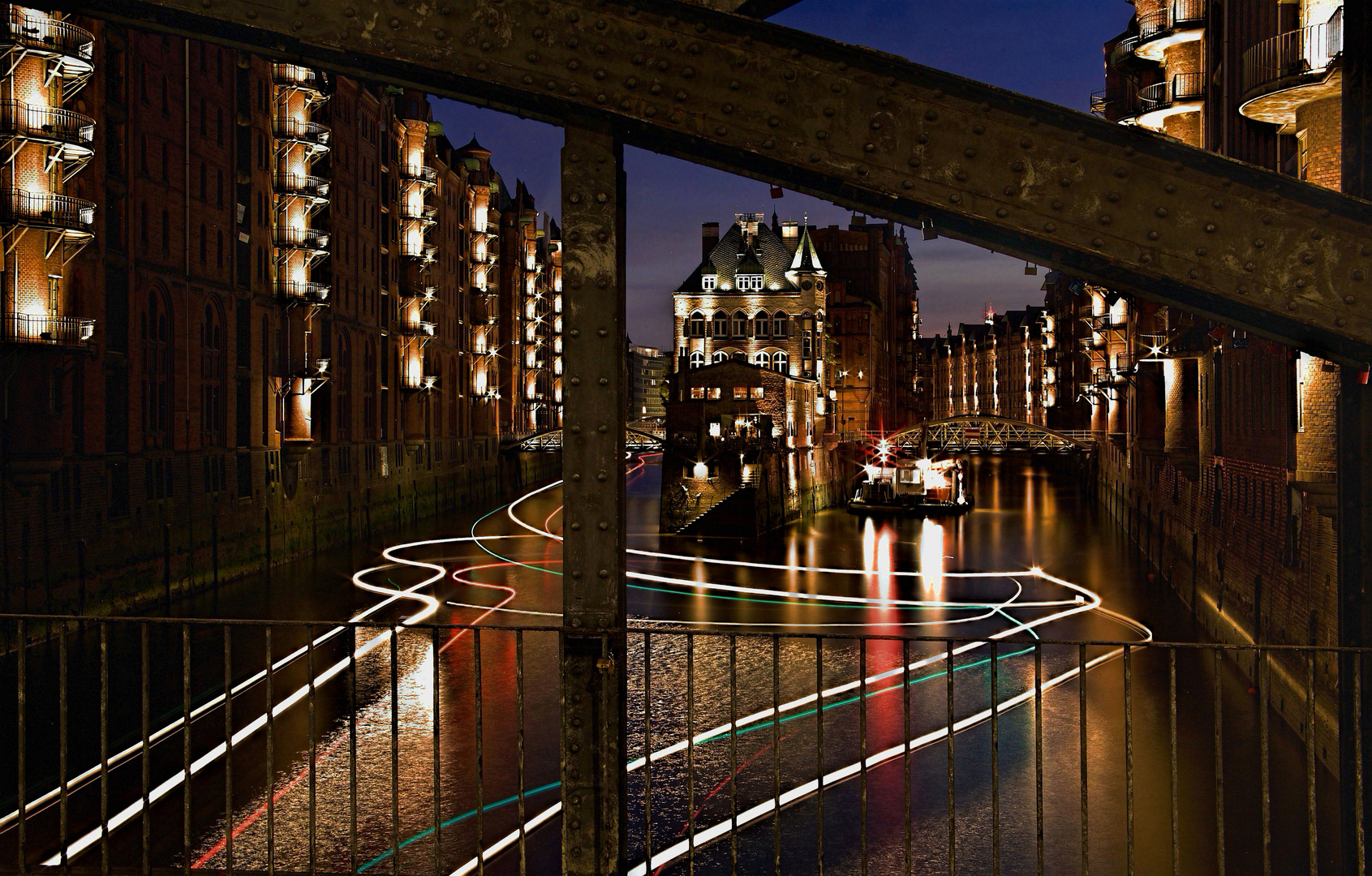 Lichtspuren im Fleet vor dem Wasserschloss in Hamburg