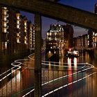 Lichtspuren im Fleet vor dem Wasserschloss in Hamburg