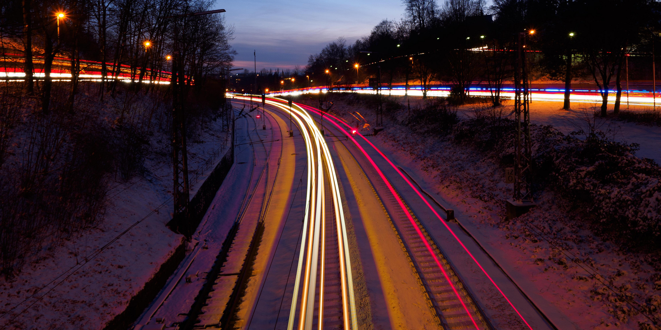 Lichtspuren im Schnee