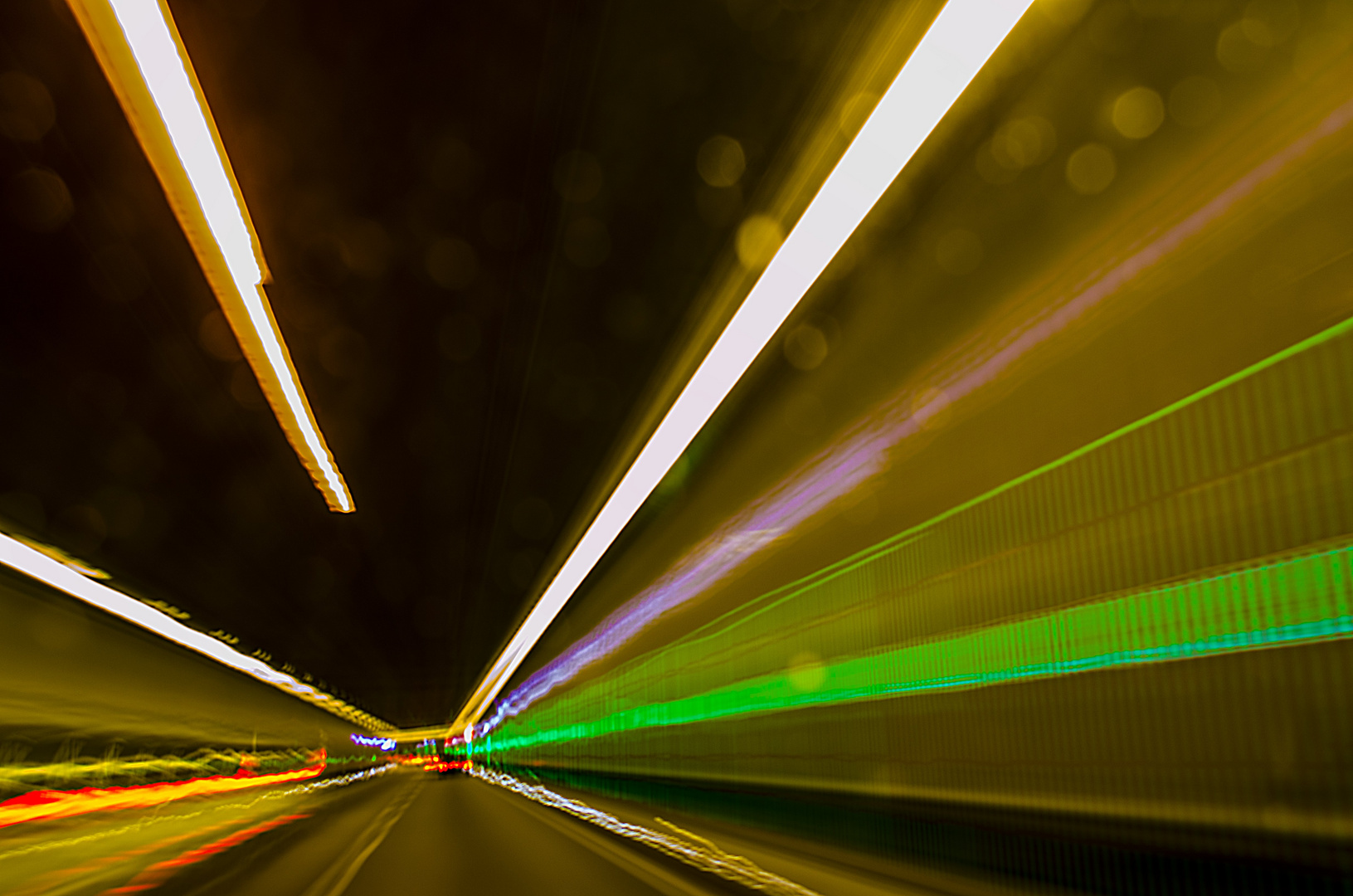 Lichtspuren im Tunnel