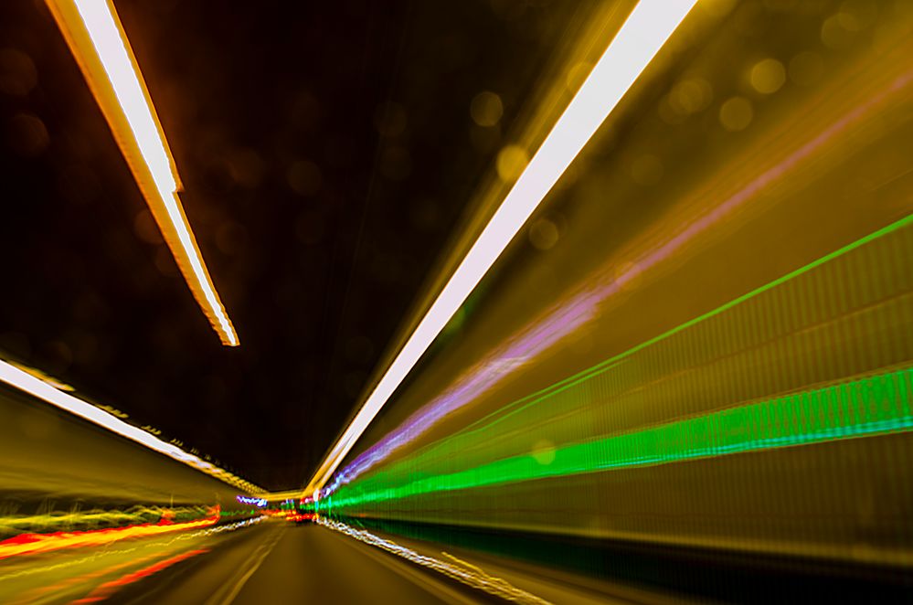 Lichtspuren im Tunnel