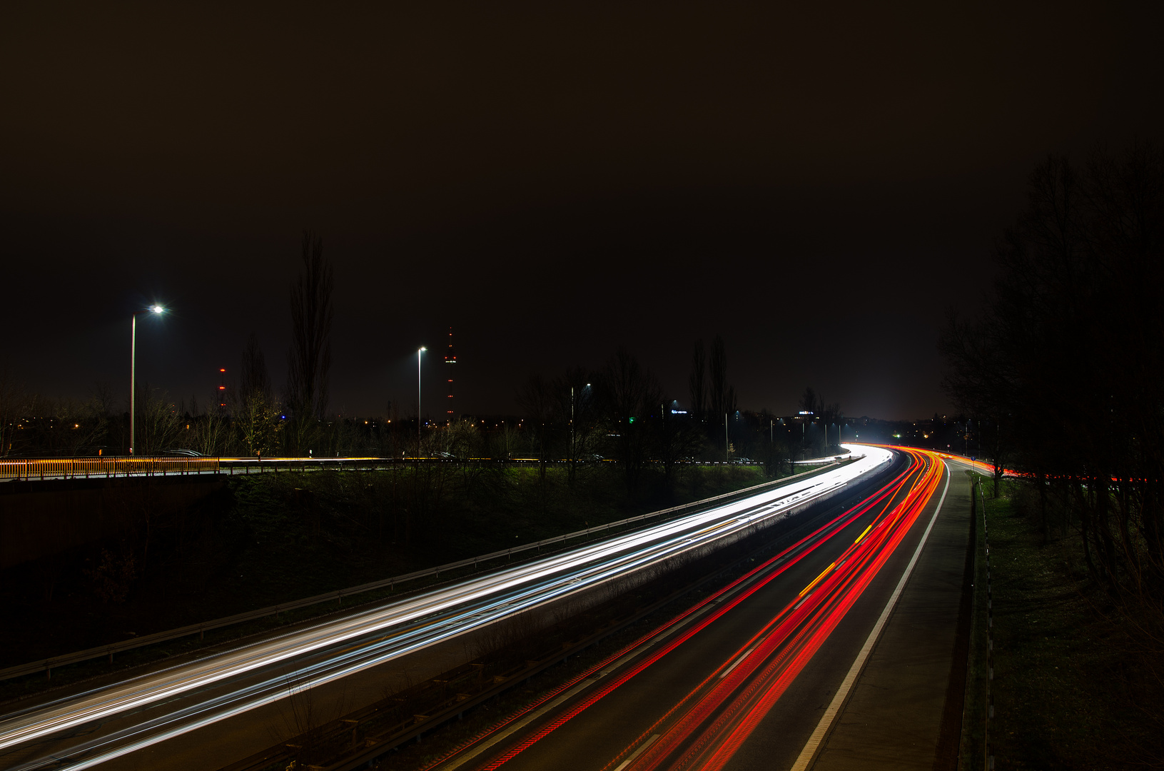 Lichtspuren in der Nacht