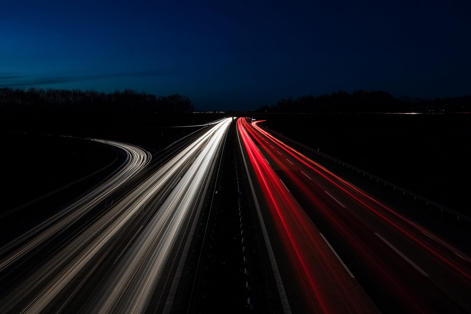 Lichtspuren in der Nacht