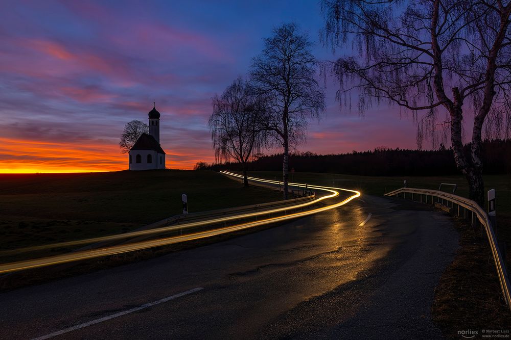 Lichtspuren mit Sonnenuntergang