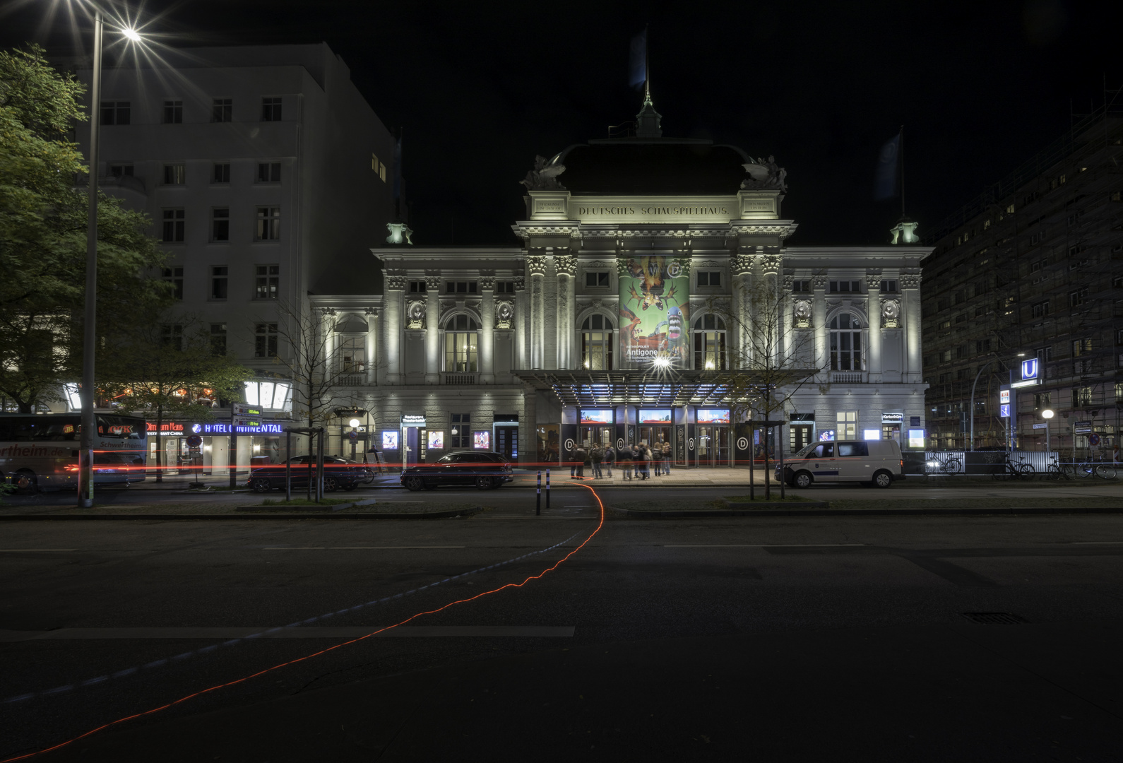 Lichtspuren vor dem "Heim der Musen" 