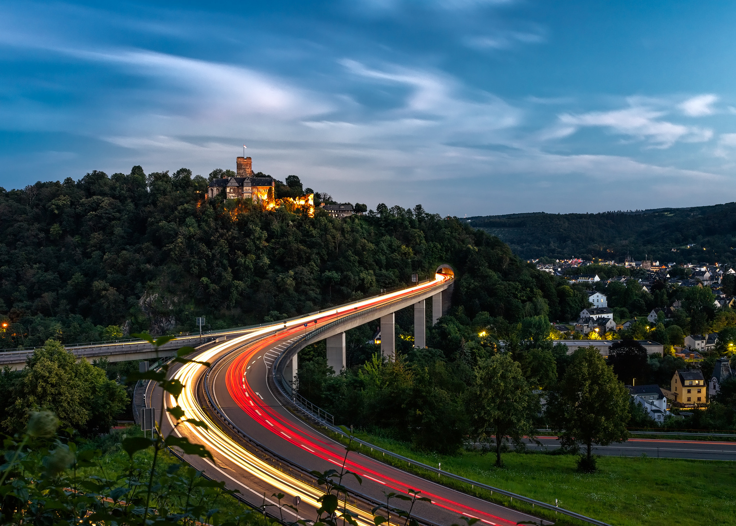 Lichtspuren zu Burg Lahneck.