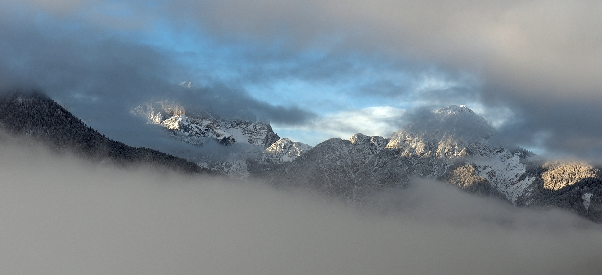 Lichtstimmung 1. Schönwetterloch über den Pragser Dolomiten