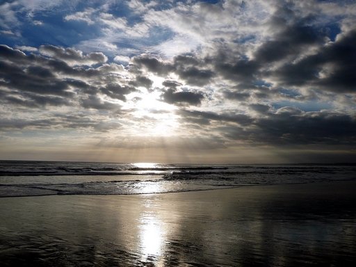 Lichtstimmung am schwarzen Strand bei Whangarei, Neuseeland