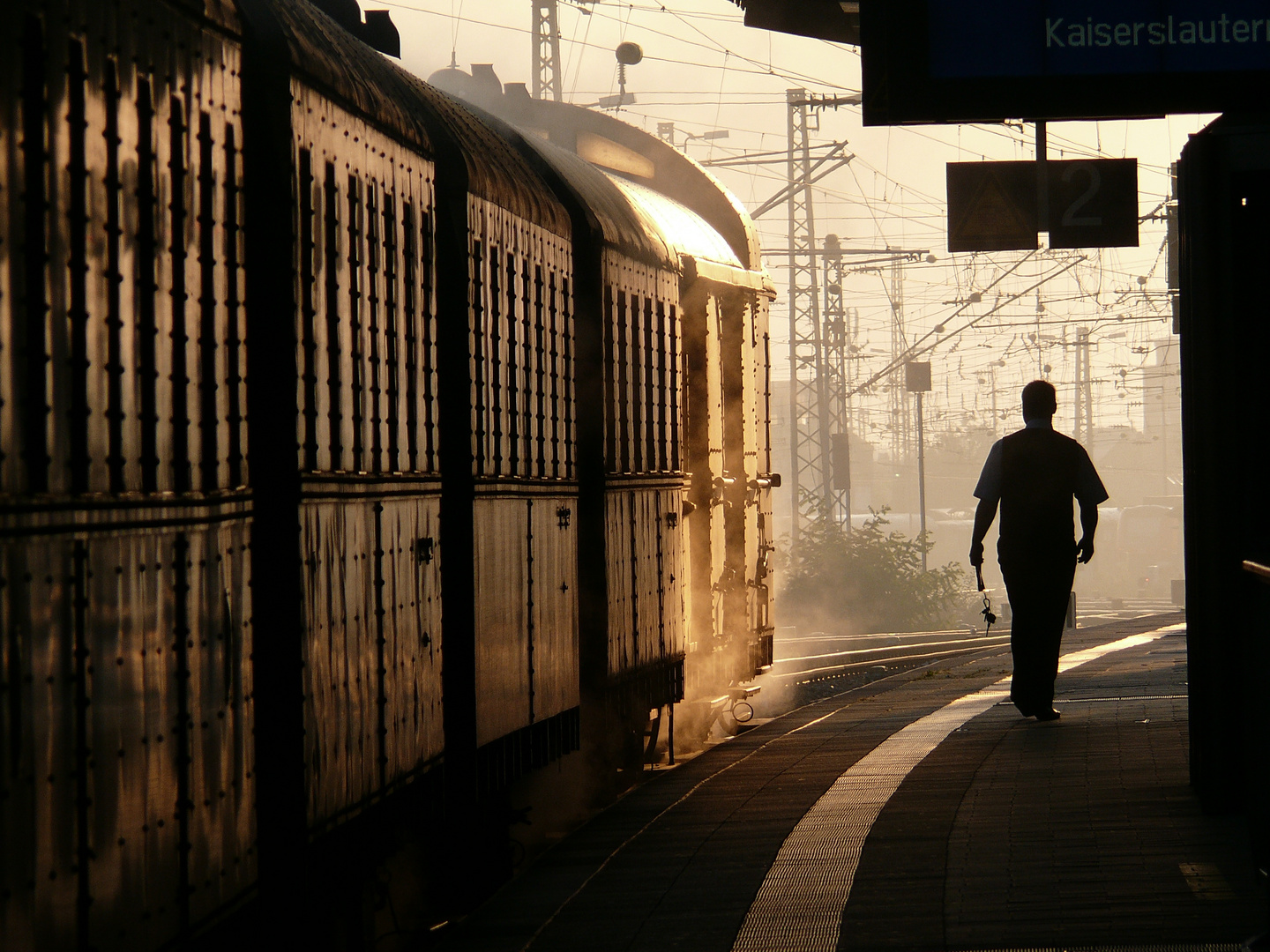 Lichtstimmung im Hbf.Neustadt/Wstr, mit Bi Wagen und Morgensonne