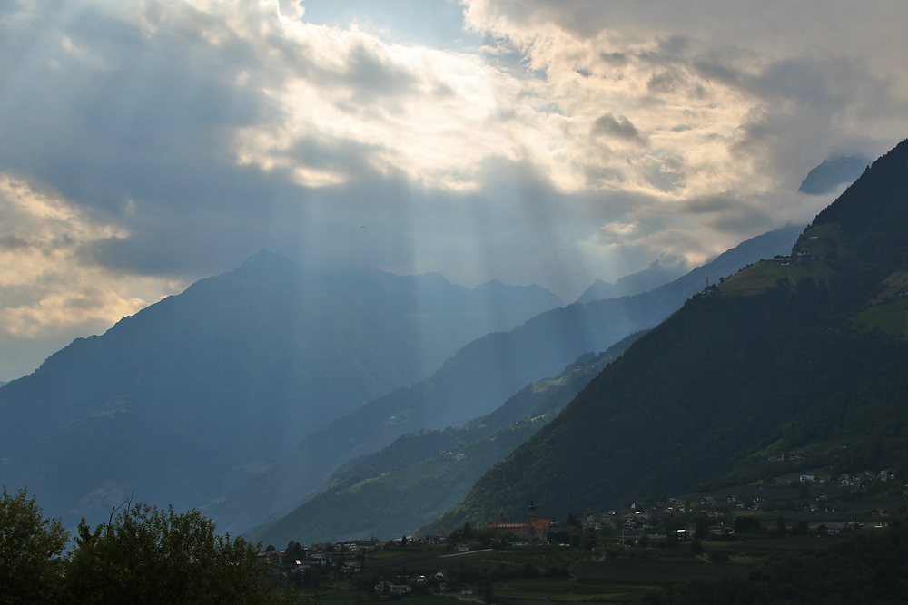 Lichtstimmung mit Berglandschaft