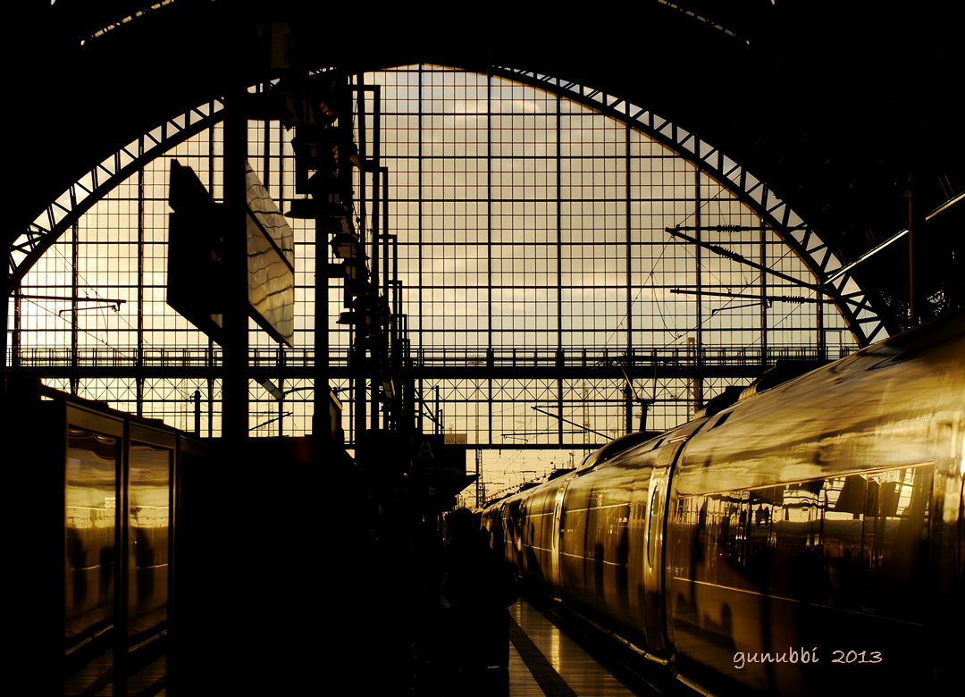 Lichtstimmung mit ICE (Frankfurt Hbf)