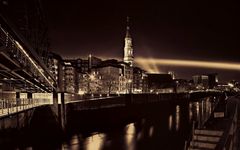 Lichtstrahl gegen die Katharinenkirche in Hamburg ...