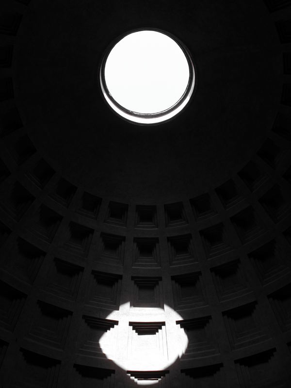 - Lichtstrahl im Pantheon -