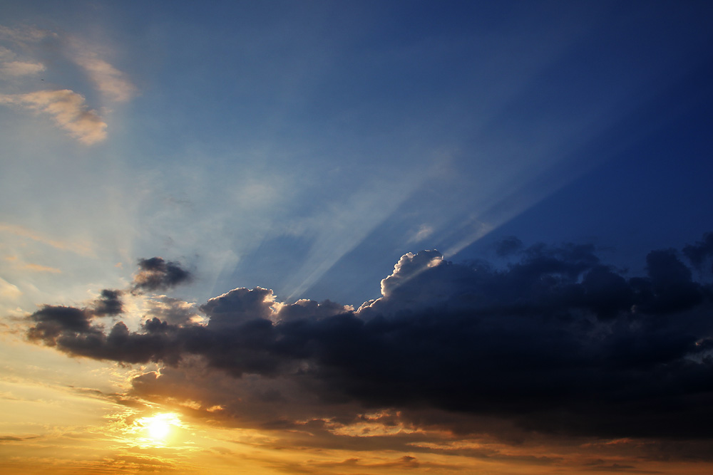 Lichtstrahlen am Himmel