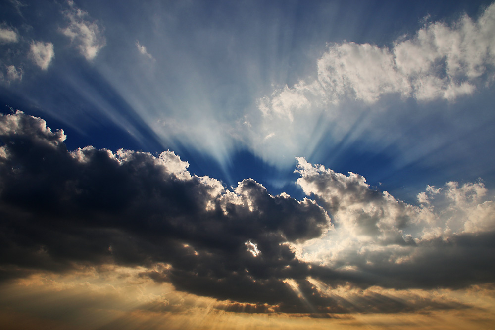 Lichtstrahlen am Himmel