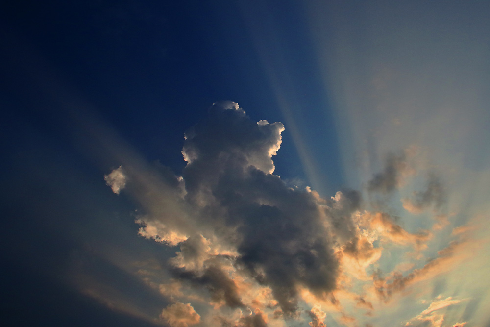 Lichtstrahlen am Himmel