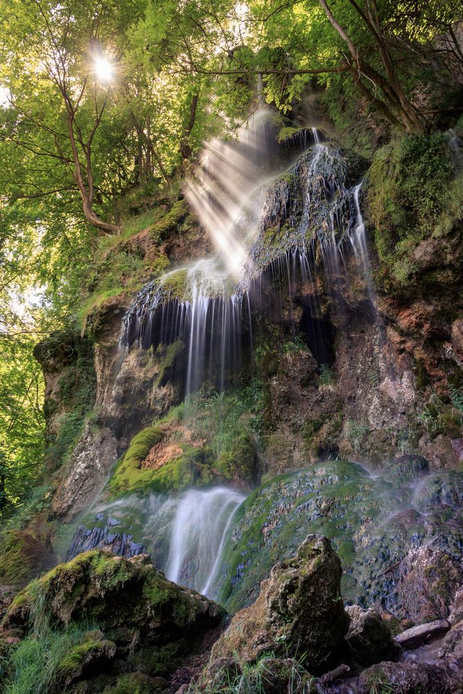 Lichtstrahlen am Uracher Wasserfall.