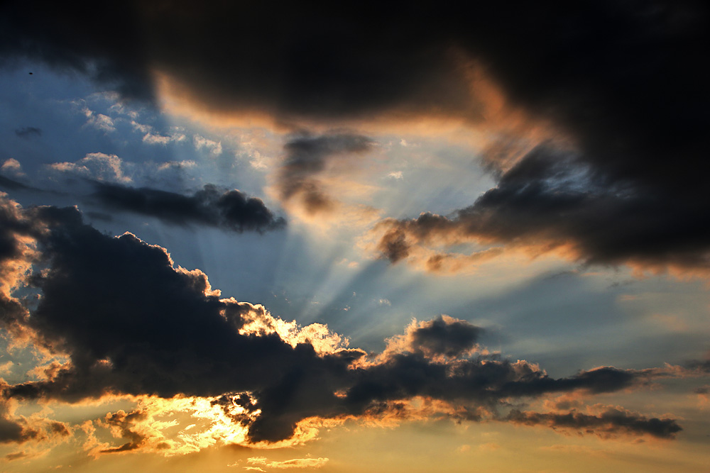 Lichtstrahlen am Wolkenhimmel