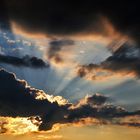 Lichtstrahlen am Wolkenhimmel