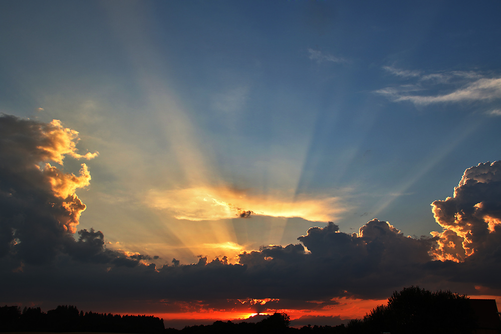 Lichtstrahlen bei Sonnenuntergang