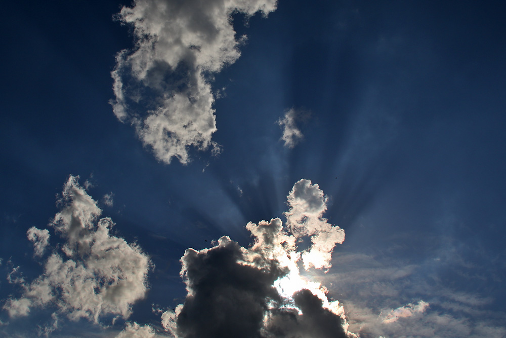 Lichtstrahlen der verdeckten Sonne