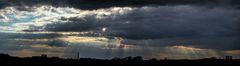 Lichtstrahlen durchbrechen Wolken