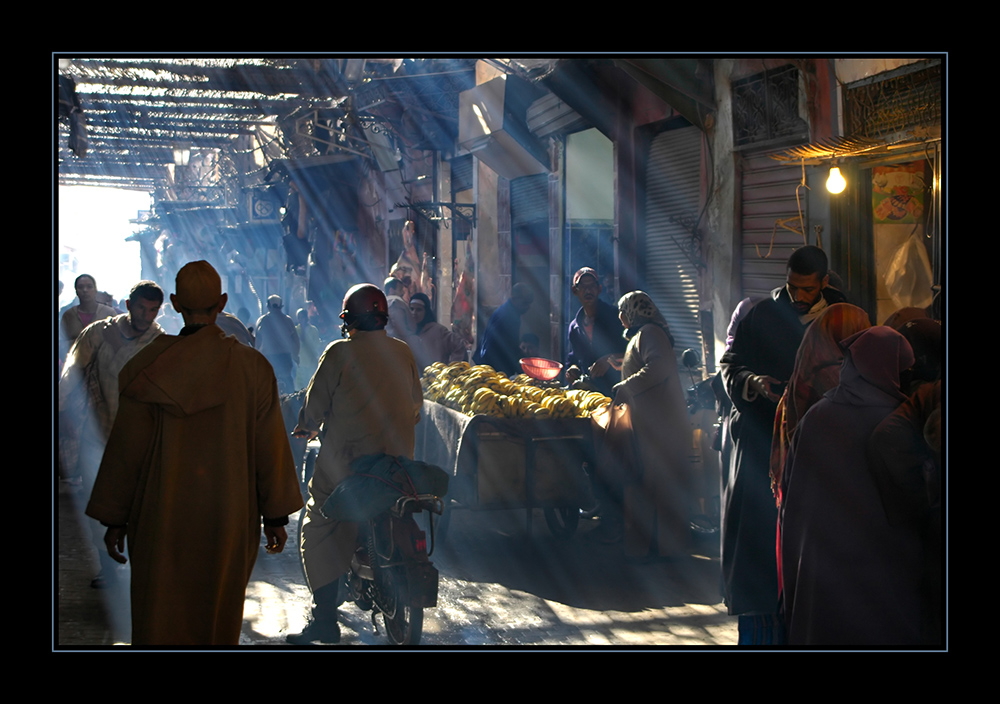 Lichtstrahlen in den Souks von Marrakech