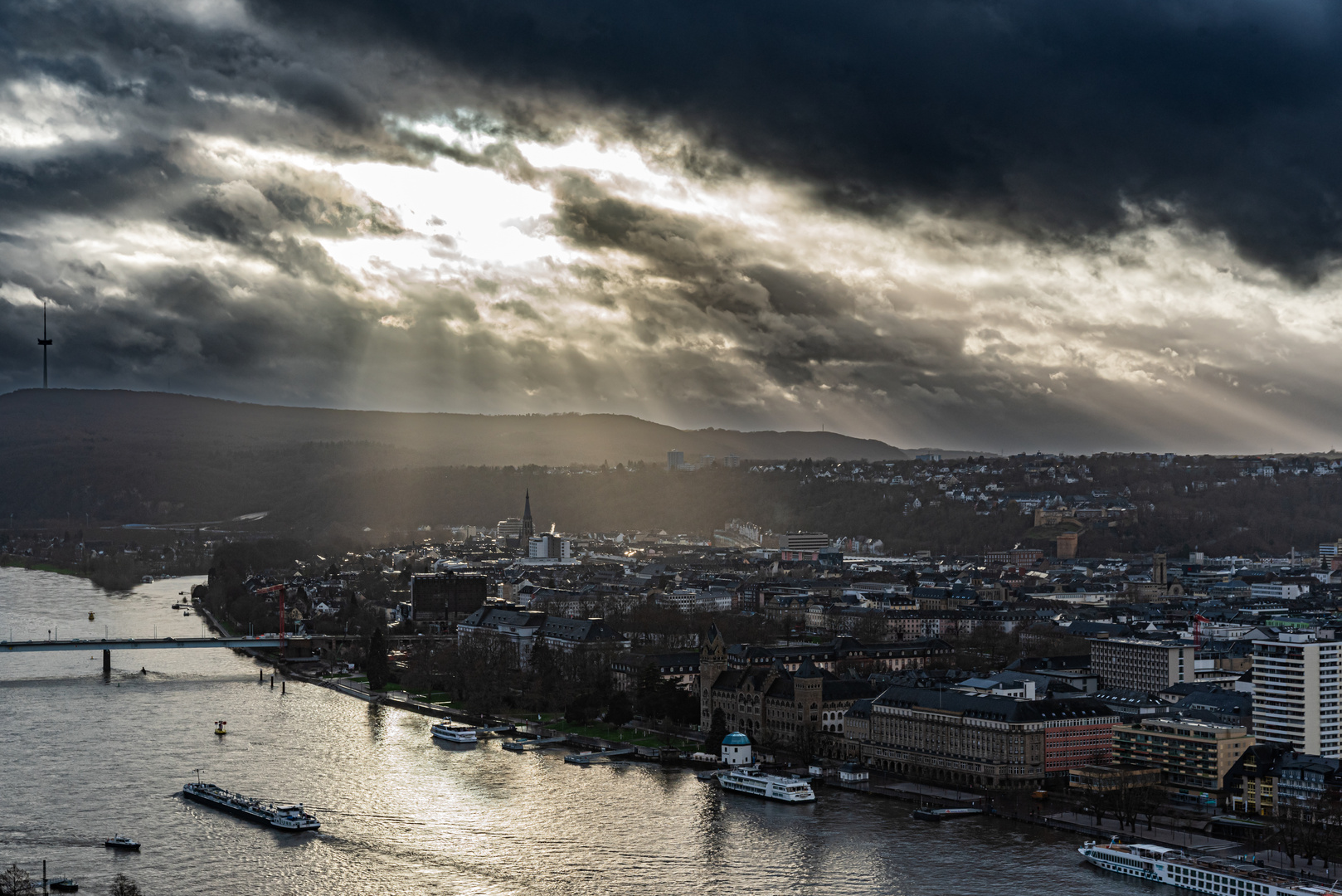 Lichtstrahlen über Koblenz 