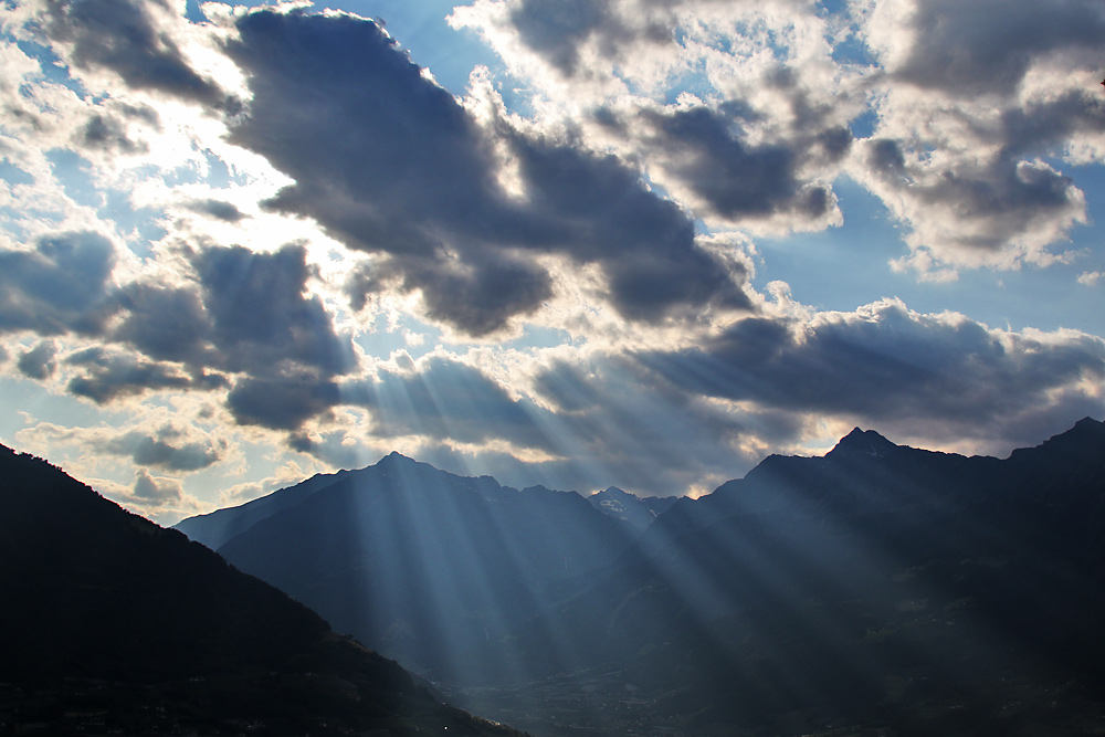 Lichtstrahlen und Berglandschaft