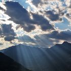 Lichtstrahlen und Berglandschaft