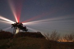 Lichtstrahlen und Sternenhimmel