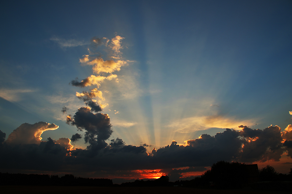 Lichtstrahlen veredeln den Sonnenuntergang