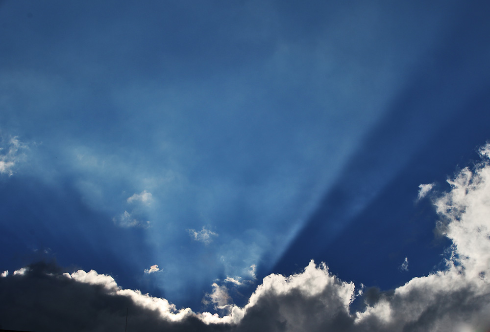 Lichtstrahlen von der verdeckten Sonne