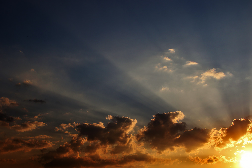 Lichtstrahlen vor Sonnenuntergang