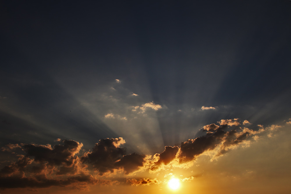 Lichtstrahlen vor Sonnenuntergang