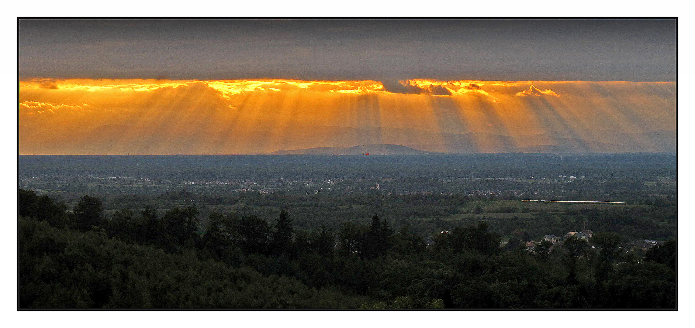 Lichtstreifen am Abendhimmel