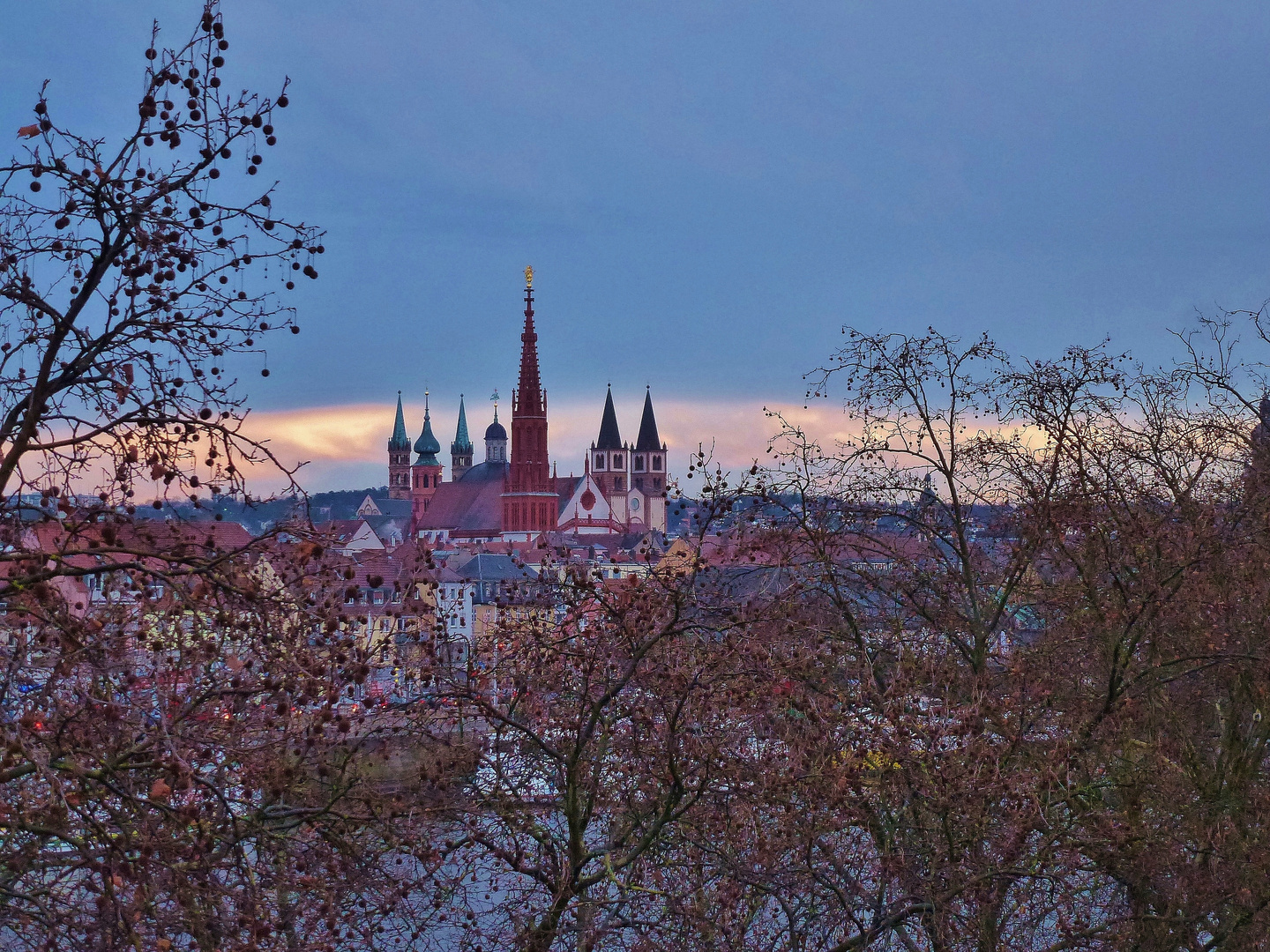 Lichtstreifen am Horizont in Würzburg.