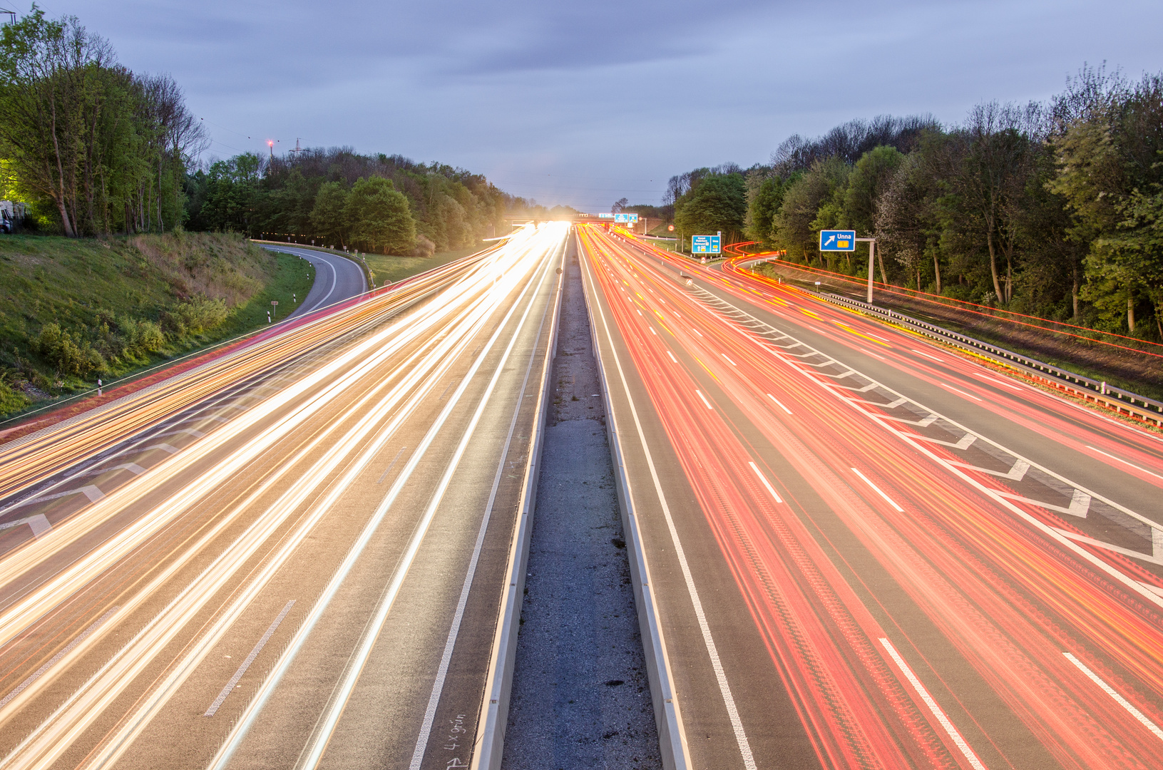 Lichtstreifen auf der Autobahn