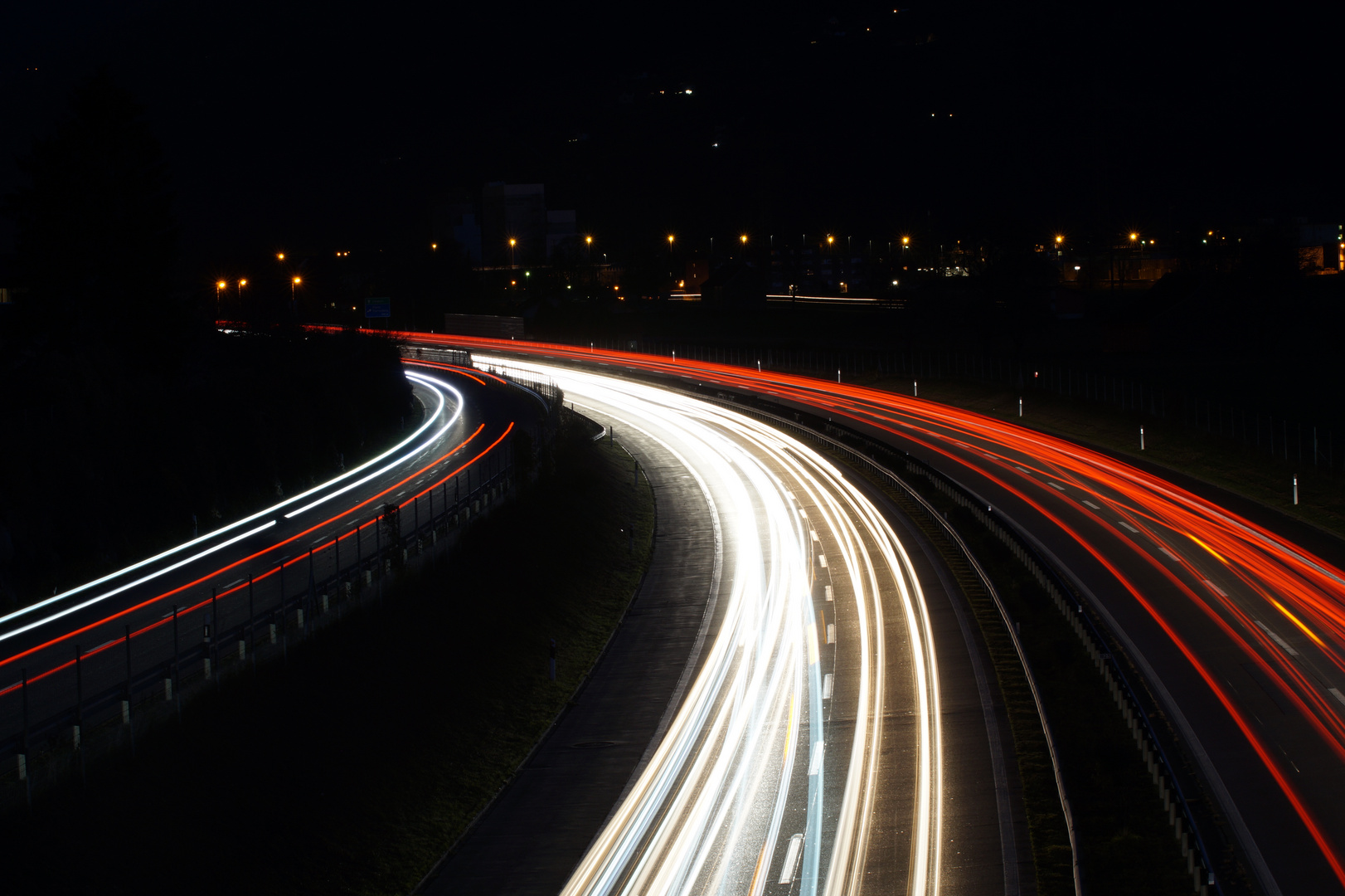 Lichtstreifen auf der Autobahn