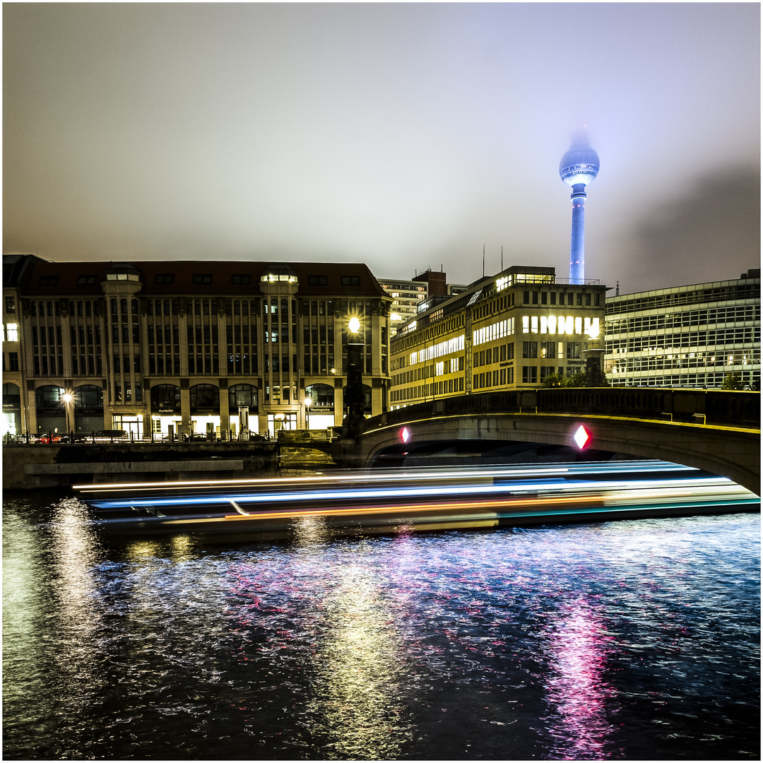 Lichtstreifen auf der Spree